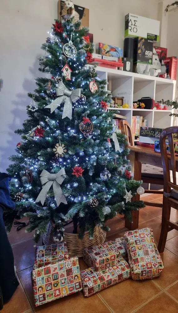 Decorando el árbol de nuestra primera navidad juntos