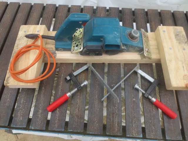 Cómo hacer una guía cepilladora para canteo de madera con cepillo eléctrico