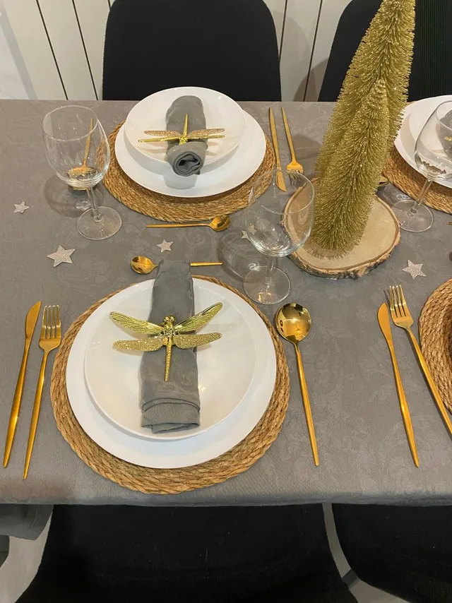 Decoración mesa Navideña con elementos dorados y mantel gris